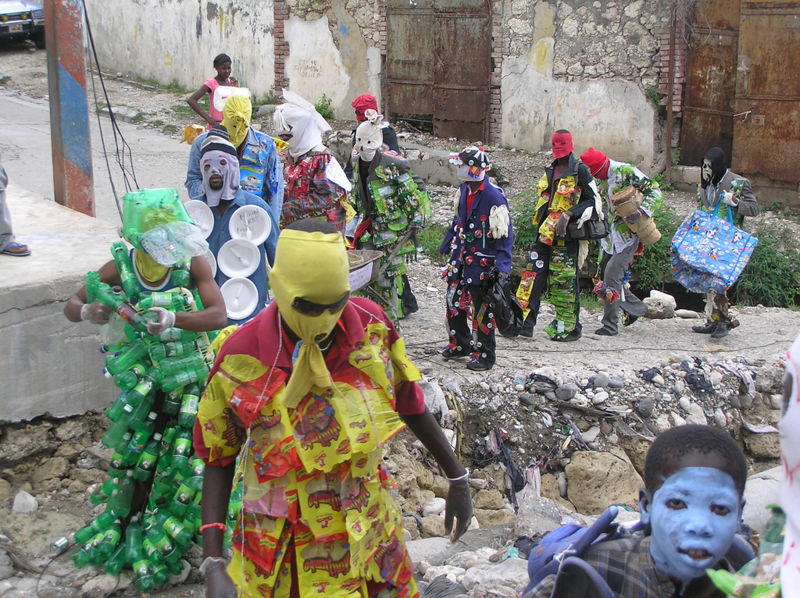 File:Flo costumes beach.jpg